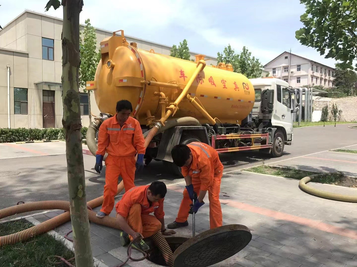 石渠化粪池清理与5-8吨吸粪车施工效率分析